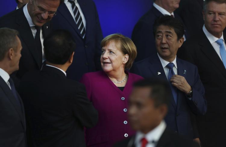 »Topmødet viser, at landene i Europa og Asien, som alle ønsker et regelbaseret handelssystem, samles for at bekræfte støtten til internationalt samarbejde. Det er et vigtigt signal, siger den tyske forbundskansler, Angela Merkel. (AP Photo/Francisco Seco)
   Francisco Seco/AP