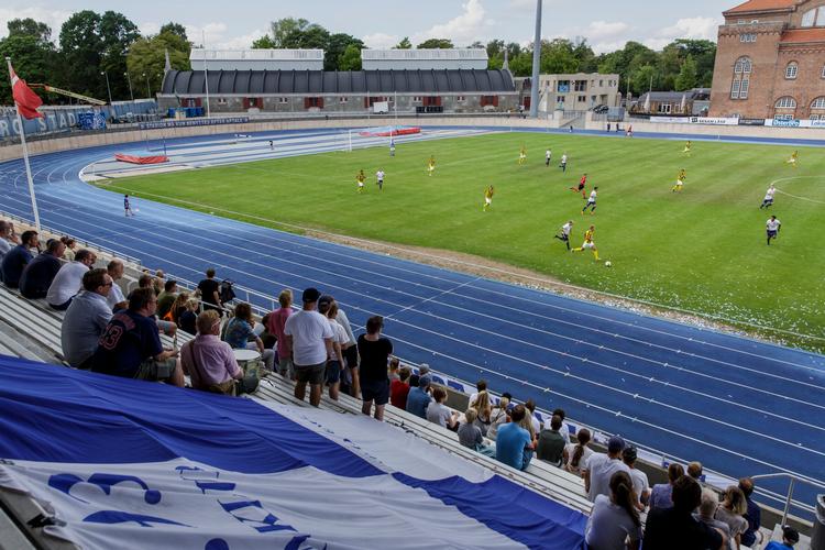 Hjemmebanefordel er et begreb, der ikke giver den store mening for de trofaste tilskuere, der følger B.93's kampe på Østerbro Stadion.. Mads Nissen/POLFOTO