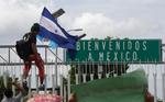 »Velkommen til Mexico«. Tusindvis af migranter fra Honduras forsøger at krydse grænsen til Mexico i deres bestræbelser for at nå til USA. Moises Castillo/AP