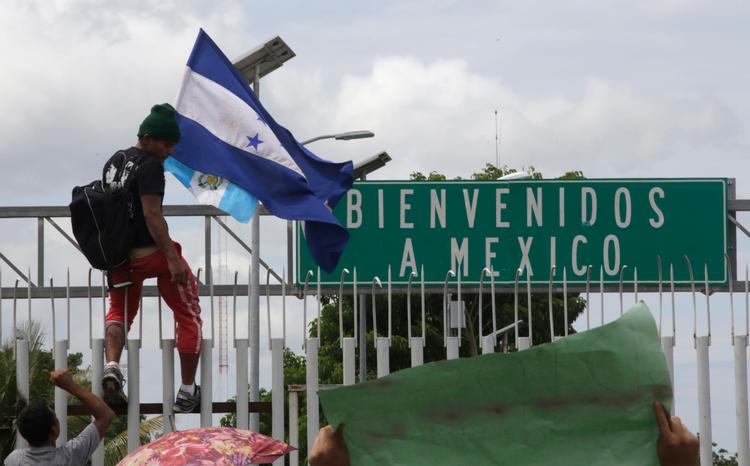 »Velkommen til Mexico«. Tusindvis af migranter fra Honduras forsøger at krydse grænsen til Mexico i deres bestræbelser for at nå til USA. Moises Castillo/AP