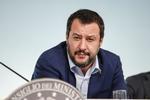 Italiens vicepremierminister, Matteo Salvini, ignorerer EU-Kommissionens protester og fastholder forslaget til statsbudget med stort underskud. Giuseppe Lami/AP
