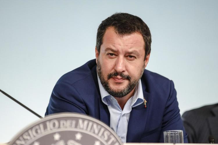 Italiens vicepremierminister, Matteo Salvini, ignorerer EU-Kommissionens protester og fastholder forslaget til statsbudget med stort underskud. Giuseppe Lami/AP