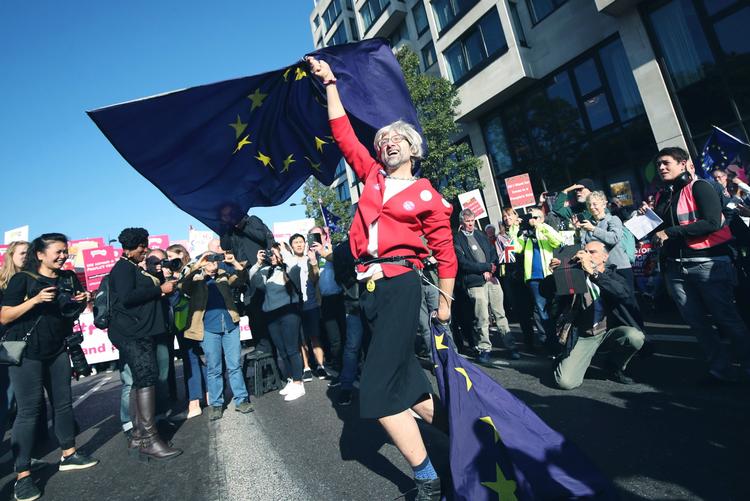 Arrangørerne af den store protest vurderer, at 670.000 mennesker er samlet i London. Yui Mok/AP