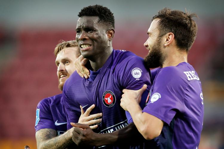 Efter sit tredje mål får Paul Onuachu en fortjent hyldest fra Kian Hansen og Tim Sparv. Jens Dresling/POLFOTO