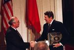 Ronald Reagan (th) og Mikhail Gorbatjov indgik i 1987 den såkaldte INF-aftale, den første aftale, som fjernede en hel våbenklasse fra supermagternes arsenaler. Nu vil Trump opsige aftalen med Rusland. Bob Daugherty/AP