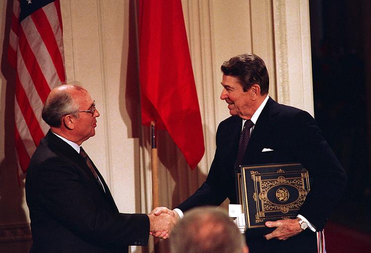 Ronald Reagan (th) og Mikhail Gorbatjov indgik i 1987 den såkaldte INF-aftale, den første aftale, som fjernede en hel våbenklasse fra supermagternes arsenaler. Nu vil Trump opsige aftalen med Rusland. Bob Daugherty/AP
