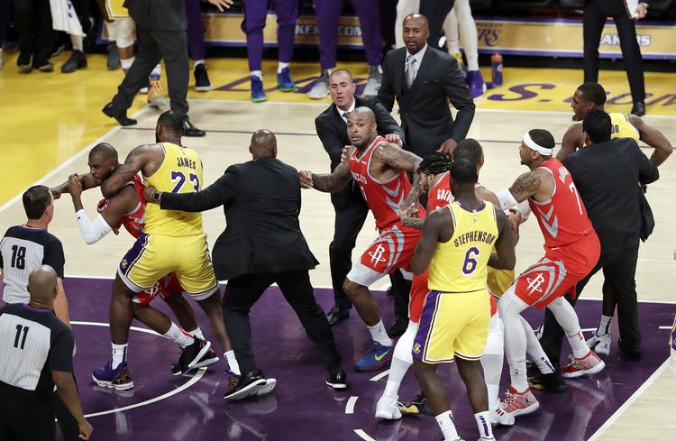 Det gik voldsomt for sig, da Los Angeles Lakers og Houston Rockets i morges dansk tid tørnede sammen. Superstjernen LeBron James (til venstre) måtte holde Rockets-spilleren Chris Paul tilbage, da der blev udvekslet både knytnæver, spyt og en finger i ansigtet mellem ham og modspilleren Rajon Rondo. Marcio Jose Sanchez/AP