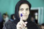 Trods adskillige angreb ved valgsteder har tre millioner afghanere stemt ved valget, der har været i gang siden i går. Rahmat Gul/AP