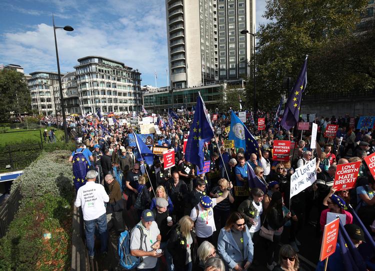 Hundredtusindvis af britere demonstrerede i Londons gader lørdag. De kræver en ny Brexit-afstemning. Yui Mok/AP