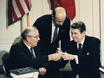 
    I december 1987 underskrev USA's præsident Ronald Reagan og Sovjetunionens leder Mikhail Gorbachev INF-aftalen i det Hvide Hus. (AP Photo/Bob Daugherty, File)
   Bob Daugherty/AP