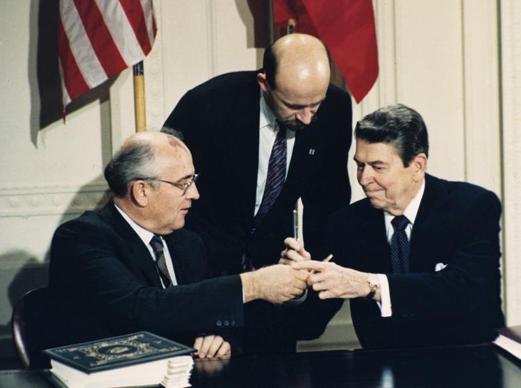 
    I december 1987 underskrev USA's præsident Ronald Reagan og Sovjetunionens leder Mikhail Gorbachev INF-aftalen i det Hvide Hus. (AP Photo/Bob Daugherty, File)
   Bob Daugherty/AP
