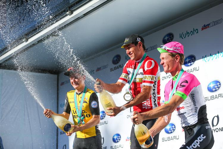 Matti Breschel (.h.) er i gang med champagnefesten sammen med vinderen af Japan Cup australieren Robert Power og nr. 2 hollænderen Antwan Tolhoek. Foto: Japan Cup/Kei Tsuji. 