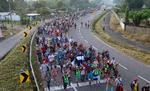 Migrantkaravanen er omkring halvanden kilometer lang. Moises Castillo/AP
