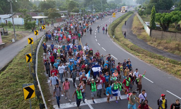 Migrantkaravanen er omkring halvanden kilometer lang. Moises Castillo/AP