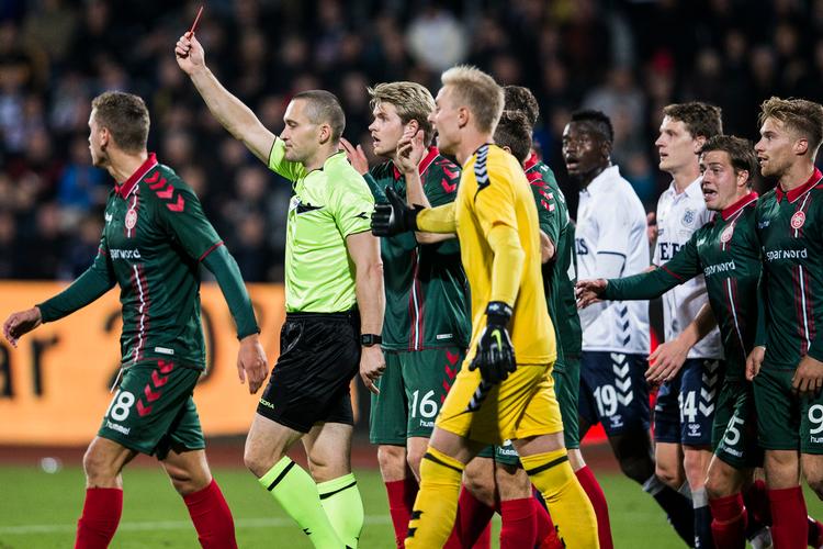 Efter kampen måtte dommer Mads-Kristoffer Kristoffersen ikke udtale sig, fordi AaB havde varslet at protestere mod udvisningen af Jores Okore. Mikkel Berg Pedersen/Ritzau Scanpix