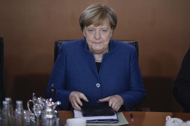 
    I januar stoppede Tyskland våbeneksporten på grund af Saudi-Arabiens rolle i krigen i Yemen. Men forsendelsen af våben blev genoptaget i sidste måned.
Merkel gentager søndag sin fordømmelse af drabet og understreger, at en efterforskning skal kaste fuld klarhed over drabet og stille de skyldige til ansvar.(AP Photo/Markus Schreiber) 
   Markus Schreiber/AP