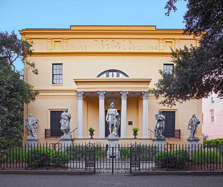 Telfair-familiens kolos af et hus, der kan besøges af besøgnde udefra. Telfair Museums