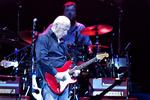 Mark Knopfler med sin røde Fender Stratocaster i hænderne under en koncert i Jyske Bank Boxen tilbage i 2011.
   Arkivfoto Sisse Dupont
