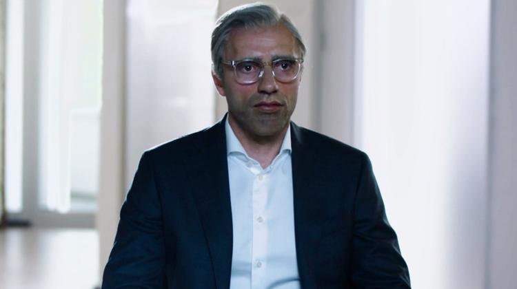 Bag masken og under de opdigtede navn, Benjamin Frei, gemmer sig en af mændene bag storsvindel med udbytteskat. Nu har han afsløret det hele.  Screenshot fra DR-dokumentaren 'Mændene der plyndrede Europa'