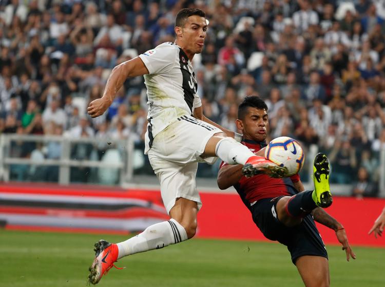 Juventus-stjernen Cristiano Ronaldo har alvorlige ting at tumle med uden for banen, og nu skal han levere på et berømt engelsk græstæppe. Antonio Calanni/AP