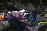 
   En af de mange tusinde migranter, som lige nu er på vej mod USA sidder her blandt en gruppe af sovende fæller. Her i Tapachula i  Mexico . (AP Photo/Moises Castillo)
   Moises Castillo/AP