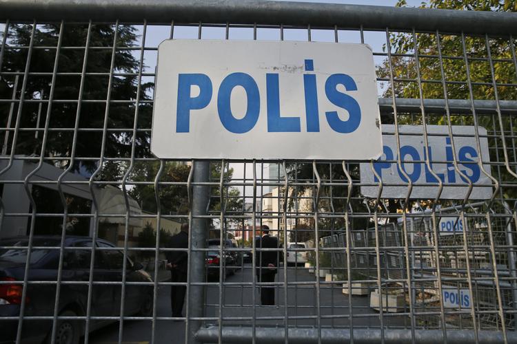 
    Tyrkiets politi skal til at undersøge en bil, der tilhører det saudiarabiske konsulat i Istanbul. Den er blevet fundet i Sultangazi-distriktet i den tyrkiske storby, oplyser tv-stationen NTV og andre lokale medier mandag. (AP Photo/Lefteris Pitarakis)
   Lefteris Pitarakis/AP