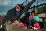 Migranterne søndag morgen før de krydsede grænsen til Mexico. Oliver de Ros/AP