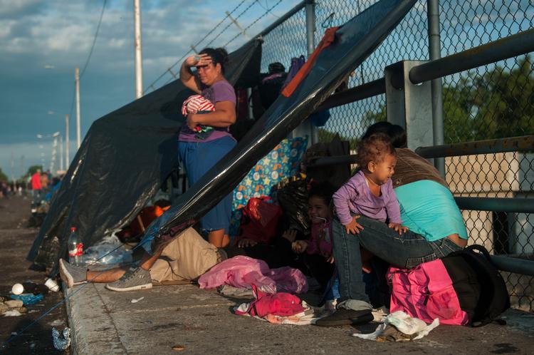 Migranterne søndag morgen før de krydsede grænsen til Mexico. Oliver de Ros/AP