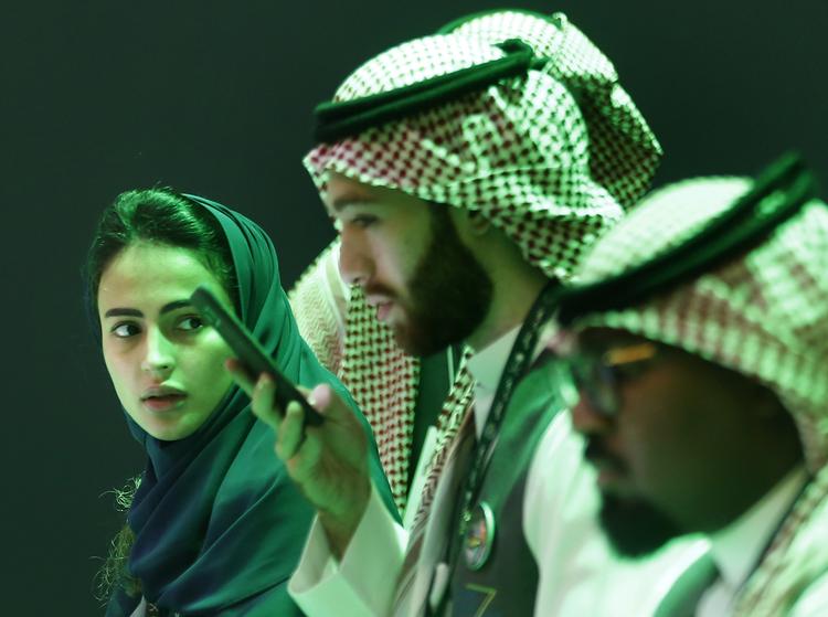 
    Saudiske mebedsmænd printer badges til deltagerne i det store prestigefyldte økonomiske topmøde - man afbuddene fra hele verden strømmer ind.  Amr Nabil/AP