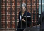 
Storbritanniens preimierminister   Theresa May forlader embedsboligen Downing Street 10 mandag, for at komme med en udtalelse i parlamentet. (AP Photo/Frank Augstein)
   Frank Augstein/AP
