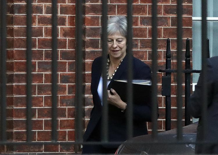 
Storbritanniens preimierminister   Theresa May forlader embedsboligen Downing Street 10 mandag, for at komme med en udtalelse i parlamentet. (AP Photo/Frank Augstein)
   Frank Augstein/AP