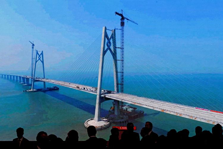 Den nye bro er 55 kilometer lang og forbinder Hong Kong med Macau og byen Zhuhai på det kinesiske fastland. Andy Wong/AP