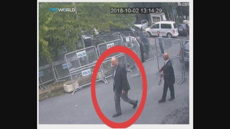 Overvågningsbilleder viser her Jamal Khashoggi gå ind på konsulatet i Istanbul. Han kom aldrig ud igen, og Saudi-Arabien har indrømmet at han blev dræbt på konsulatet. CCTV/TRT World/AP