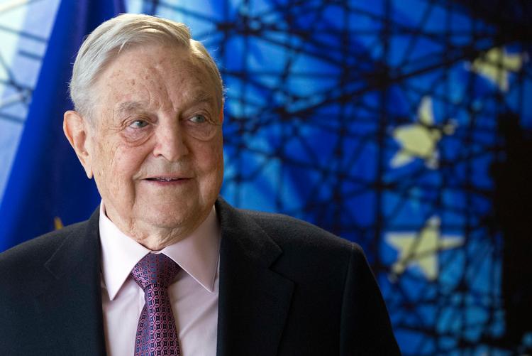 88-årige George Soros er en meget upopulær figur på højrefløjen i USA. Han er en ivrig donator til demokratiske kandidater og generelt en støtte til venstrefløjen. Olivier Hoslet/AP