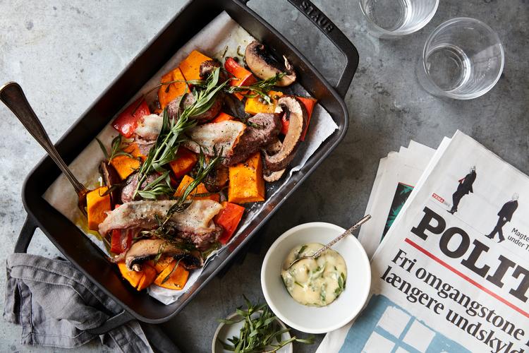 I denne ret strimles kød og pancetta, som tilberedes oven på grøntsagerne i ovnen. Dermed giver de fin smag til hele retten. Chris Tonnesen