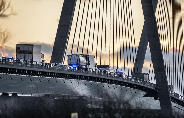 Farøbroerne er tirsdag sidst på formiddagen blevet spærret for trafik i begge retninger. (arkiv) Per Rasmussen/POLFOTO