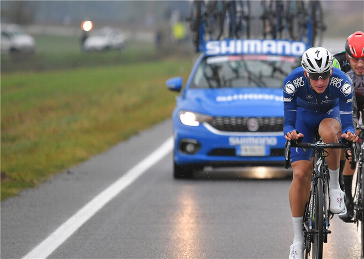 Mikkel Frølich Honoré i aktion i en af de starter for Quick-Step Floors i efteråret, som nu har indbragt ham en professionel kontrakt. Foto: Tim De Waele/Getty Images. 