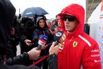 Kimi Räikkönen i gang  noget af det, han hader allermest: at tale med journalister. Ofte er han som her formummet bag store solbriller. Darren Abate/AP
