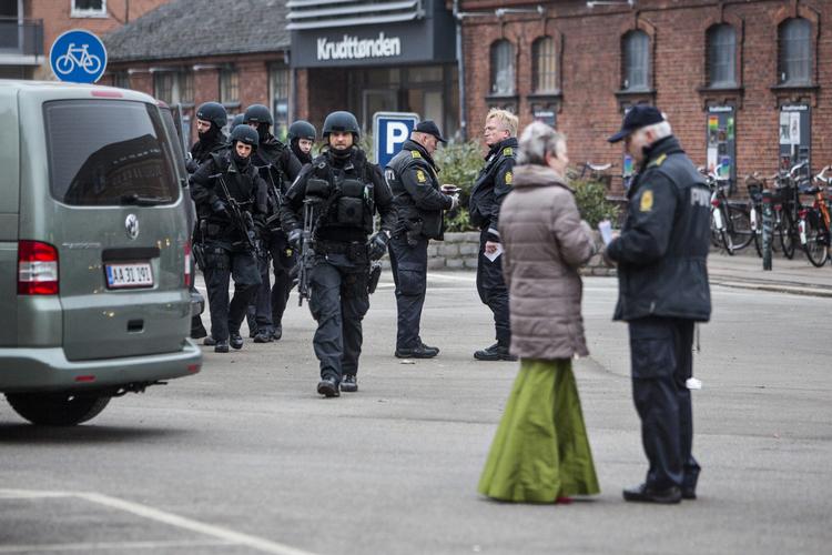 Betjent afhører øjenvidne foran Krudttønden i København 14. februar 2015. Flere PET-vagter nægtede at udtale sig til politiet i de kritiske minutter efter terrorangrebet, fortæller drabschef Jens Møller Jensen i ny bog. Janus Engel/POLFOTO