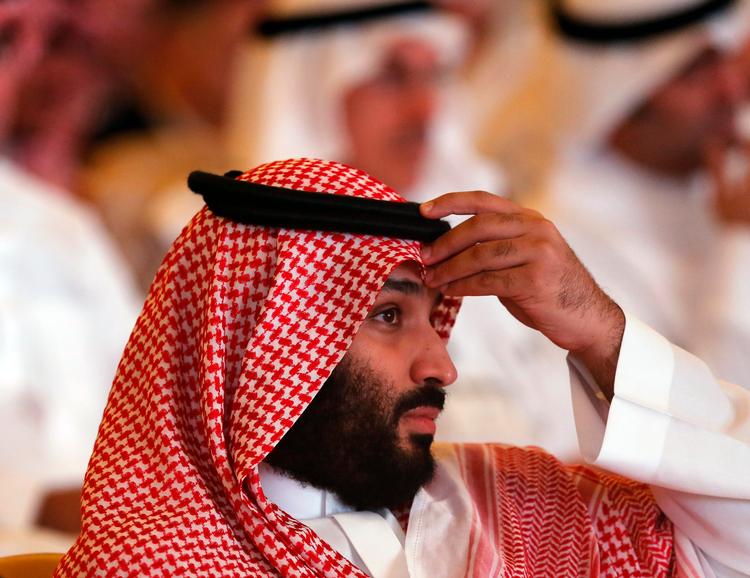 Kronprins Mohammed bin Salman ses her lytte til en diskussion på den investeringskonference, han har skabt i Riyadh. Men i modsætning til sidste år dukkede han kun kortvarigt op og undlod at holde tale. Amr Nabil/AP