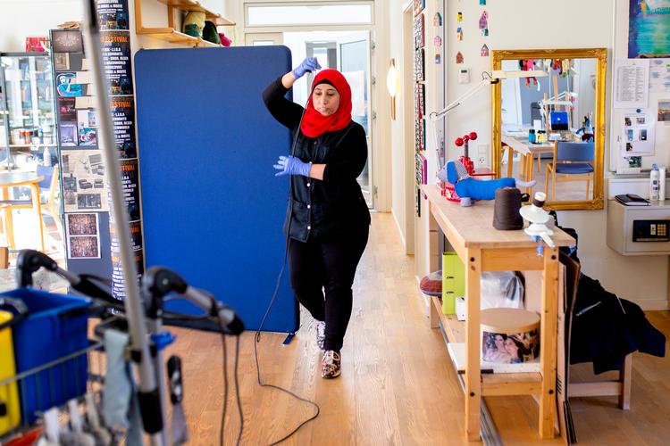 Arifa Omar fra Syrien gør rent på et bosted for udviklingshæmmede i Lejre. Andreas Haubjerg/POLFOTO