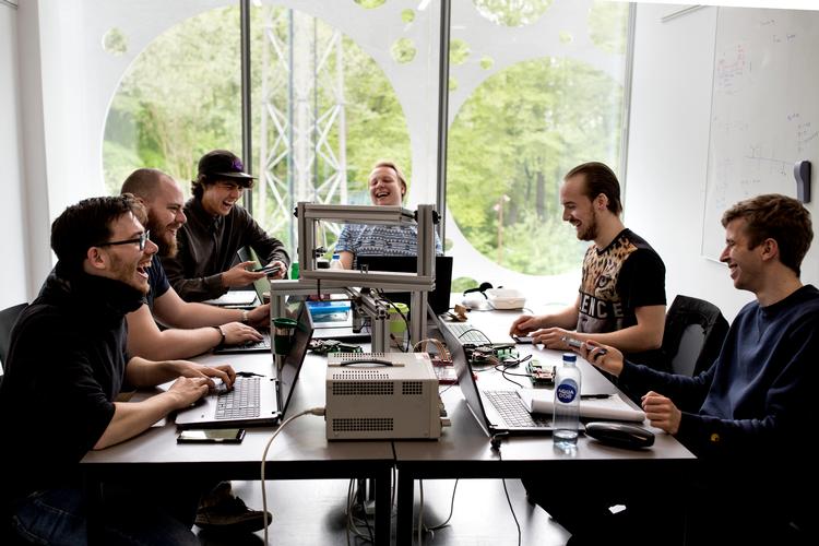 Klar, parat, svar.  Studerende  over hele landet har fået spørgeskema. Her er det studerende fra Syddansk Universitet arbejder på deres eksamensprojekt, hvor de programmerer et bevægeligt panoreringssystem. Arkivfoto. Nanna Navntoft/POLFOTO