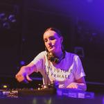Festerne under festivalen bliver hostet af dj-bureauet Future Female Sounds og deres kvindelige/ikke-binære dj's. Her ses Tia Turn Tables bag pulten. Pr-foto: Future Female Sounds