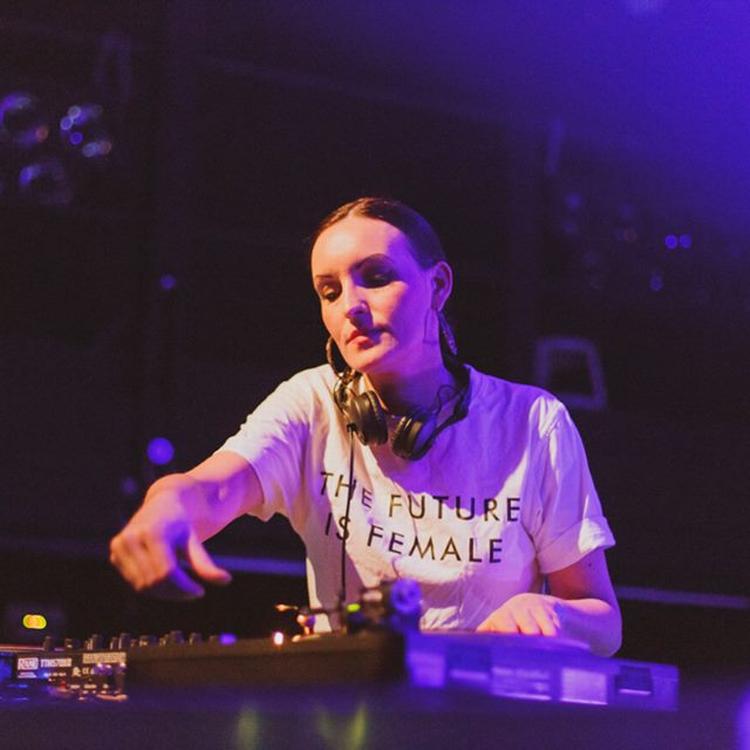 Festerne under festivalen bliver hostet af dj-bureauet Future Female Sounds og deres kvindelige/ikke-binære dj's. Her ses Tia Turn Tables bag pulten. Pr-foto: Future Female Sounds