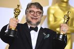 Guillermo del Toro ved årets Oscar-uddeling, hvor 'The Shape of Water' vandt fire statuetter. Jordan Strauss/AP