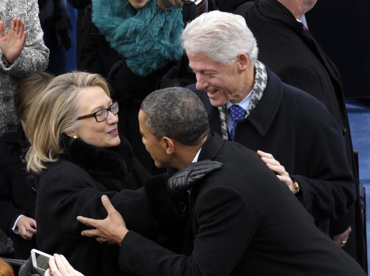 Hillary og Bill Clinton sammen med Barack Obama.  Susan Walsh/AP