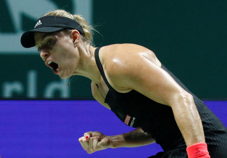Angelique Kerber har virket træt i sæsonens sidste fase, men onsdag hev en en hårdt tilkæmpet sejr i land mod japanske Naomi Osaka, der får svært ved at nå en semifinale i WTA Finals i Singapore. Edgar Su/Ritzau Scanpix