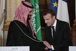 Præsident Emmanuel Macron og den saudiske kronprins Mohammed bin Salman mødtes med smil og omfavnelse i Paris tilbage i april i år. Arkivfoto Yoan Valat