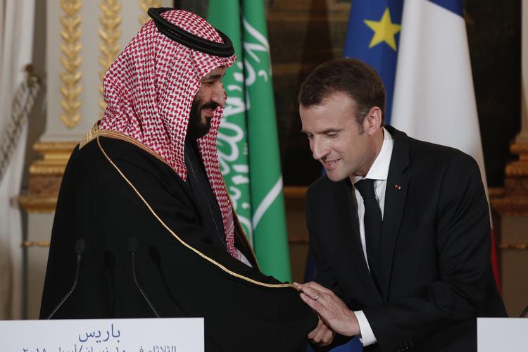 Præsident Emmanuel Macron og den saudiske kronprins Mohammed bin Salman mødtes med smil og omfavnelse i Paris tilbage i april i år. Arkivfoto Yoan Valat