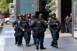 Politi uden for Time Warner Center i New York. Richard Drew/AP